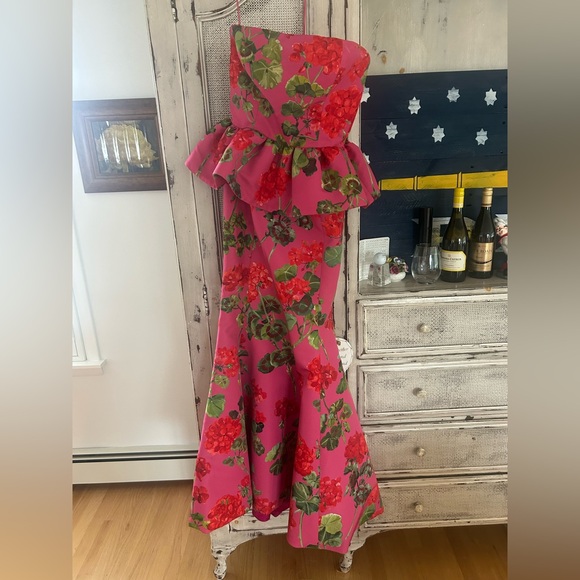 Oscar de la Renta
Strapless Geranium-Print Faille Peplum Trumpet Gown - Picture 3 of 10